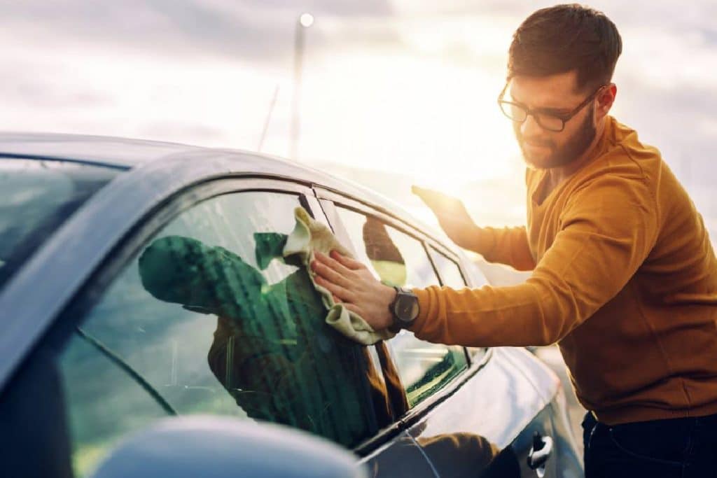 Lavage auto professionnel comment nettoyer les vitres à la perfection