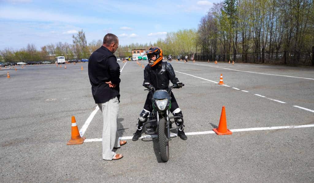 permis moto Code de la route engin auto-école révisions pass Rousseau préparation conduite motard tests