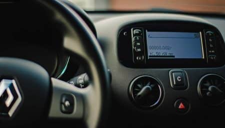 Code autoradio Renault : astuces pour s'en passer de carte grise